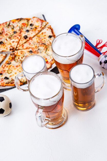 Foto di bicchieri con schiuma di birra, pizza su sfondo bianco vuoto