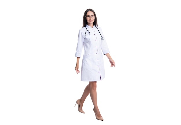 Foto di camminare cardiologo donna indossare camice bianco cardiologo donna medico con stetoscopio