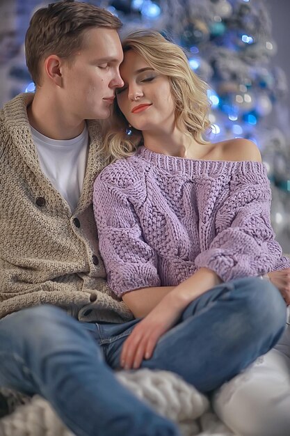 Foto di Capodanno persone / giovane e ragazza all'interno di Natale, accogliente casa decorata