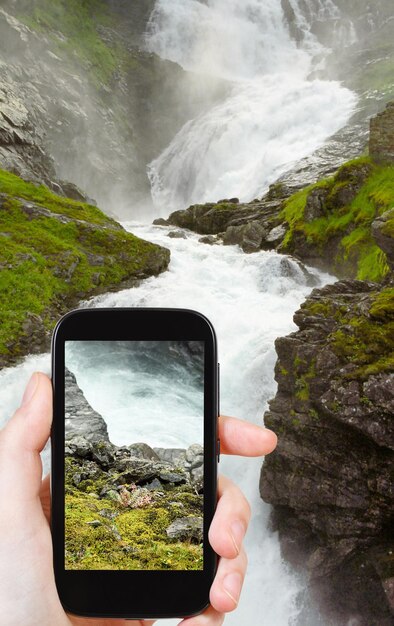 Foto di cattura turistica della cascata di kjosfossen