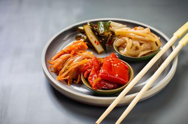 Foto di cibo in salamoia coreano e bacchette su sfondo grigio