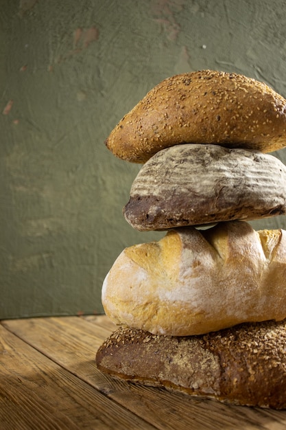 foto di cibo su un piatto di ceramica sul tavolo