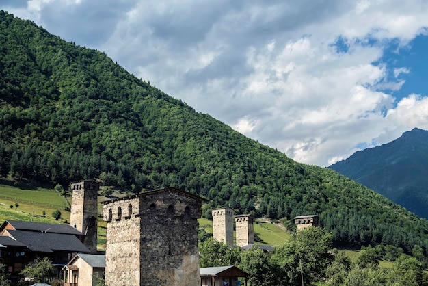 Foto di concetto di turismo di viaggio. Georgia/Svaneti/Mestia.