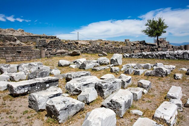 Foto di concetto di viaggio. Colonne del tempio di Traiano nell'antica città di Pergamo, Turchia