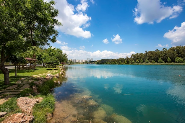 Foto di concetto di viaggio. Turchia Lago Adana Seyhan (Dilberler Sekisi)