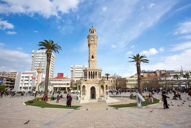 Foto di concetto di viaggio. Turchia Smirne Piazza Konak storica vecchia torre dell'orologio