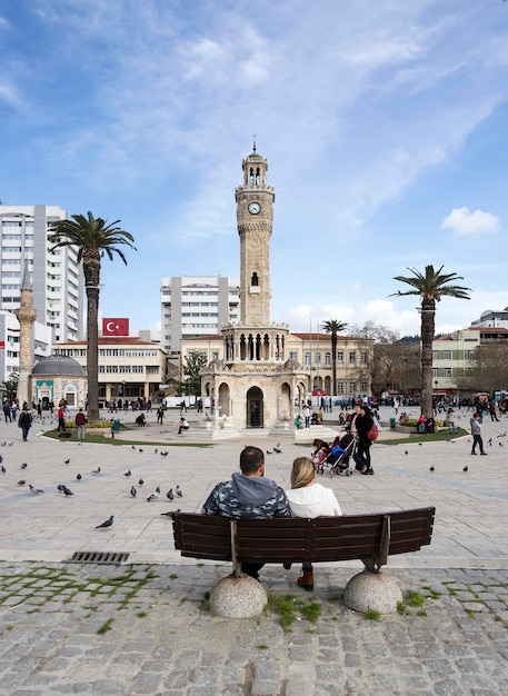 Foto di concetto di viaggio. Turchia Smirne Piazza Konak storica vecchia torre dell'orologio