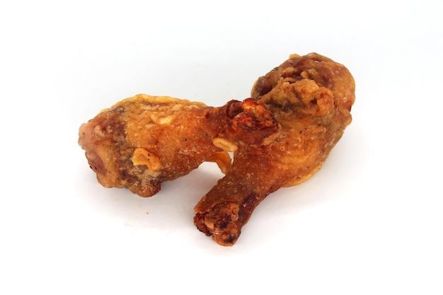 Foto di coscia di pollo fritto su sfondo bianco