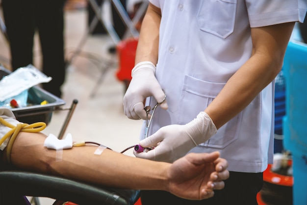 Foto di donazione di sangue con soft focus e luce sullo sfondo