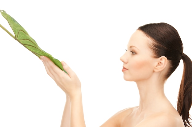 foto di donna con foglia verde su bianco