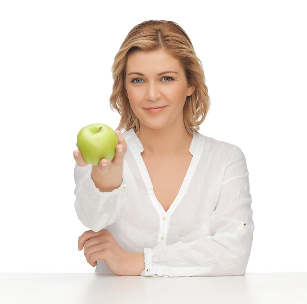 foto di donna in abiti casual con mela verde