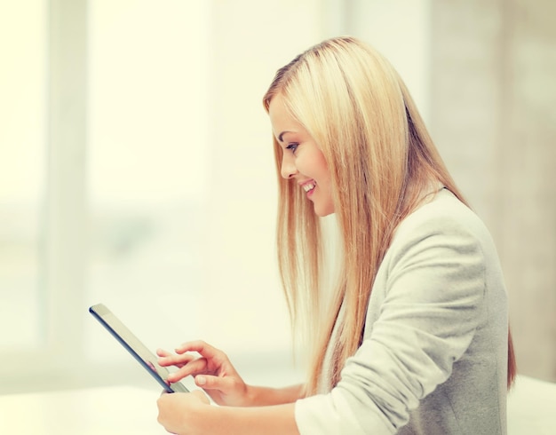 foto di donna sorridente con tablet pc