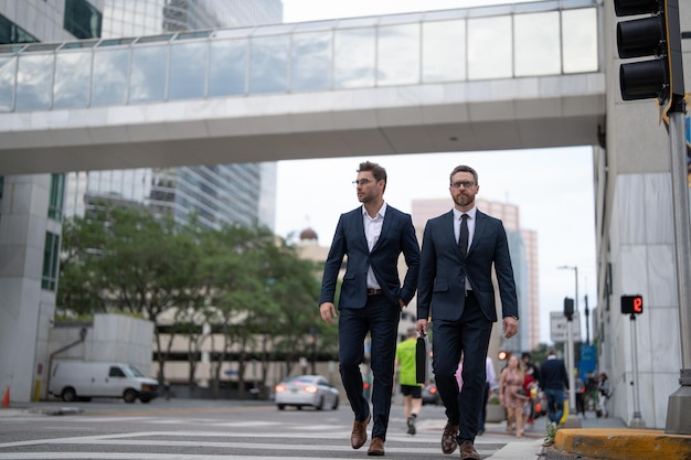 foto di due capi d'azienda di successo banner capo capo d'azienda di successo uomini capo d'azienda di successo capo in giacca e cravatta capo d'azienda di successo all'aperto