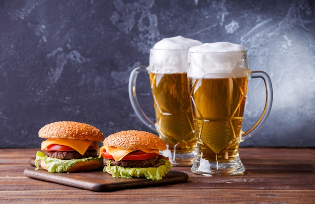 Foto di due hamburger, bicchieri con birra