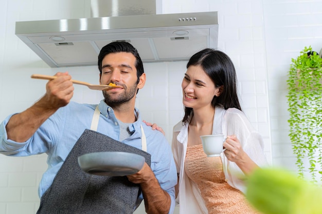 Foto di due persone appassionate teneri sposi gentili preparano il giorno di san valentino data piatto nutrizione donna tenere ciotola insalata uomo bollire maccheroni