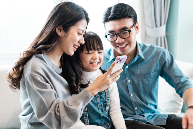 Foto di famiglia asiatica a casa