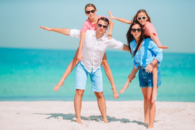 Foto di famiglia felice che si diverte sulla spiaggia. Stile di vita estivo