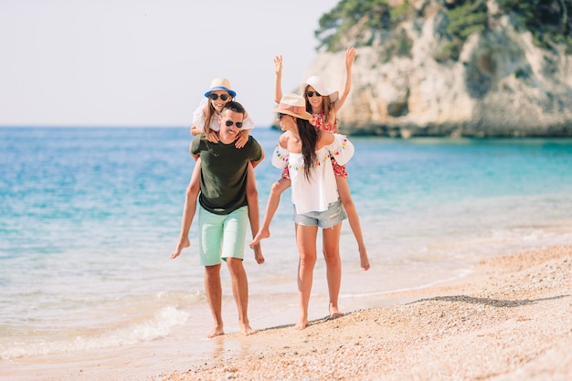 Foto di famiglia felice che si diverte sulla spiaggia. Stile di vita estivo