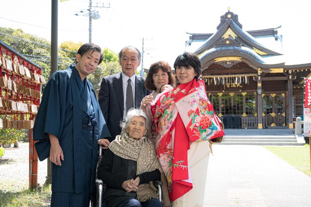 Foto di famiglia giapponese al santuario