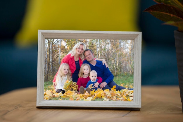 Foto di famiglia in una cornice sul tavolo