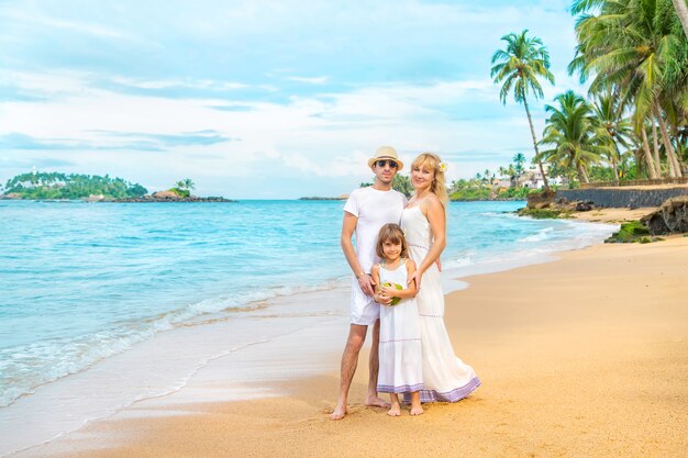 Foto di famiglia su una spiaggia esotica.