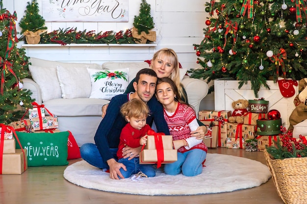 Foto di famiglia vicino all'albero di Natale Fuoco selettivo