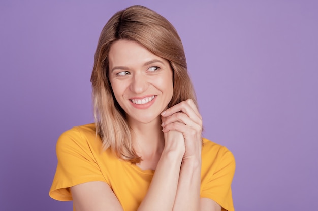 Foto di felice affascinante giovane donna attraente sorriso felice le mani toccano la guancia sembrano uno spazio vuoto isolato su uno sfondo di colore viola