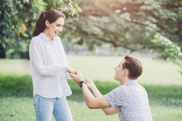 Foto di fidanzamenti, proposte di matrimonio e giovani fidanzati amanti del parco verde all'aperto.