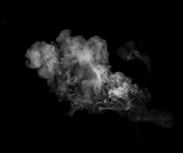 Foto di fumo bianco isolato su sfondo nero