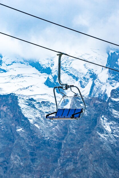 Foto di funicolari tra montagne innevate.