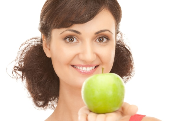 foto di giovane bella donna con mela verde