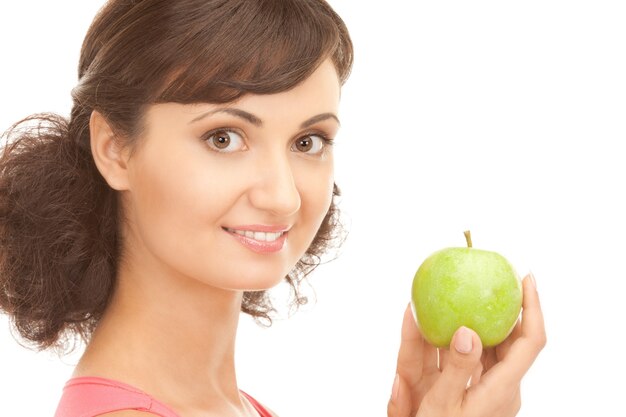 foto di giovane bella donna con mela verde