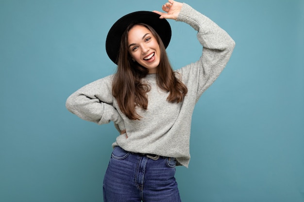 Foto di giovane bella donna sorridente felice positiva con emozioni sincere che indossano vestiti alla moda