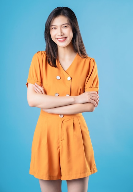 Foto di giovane donna asiatica su sfondo blu
