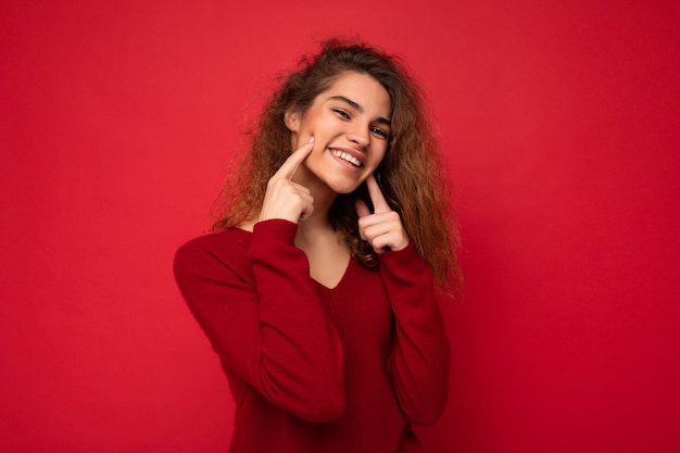 Foto di giovane donna riccia castana bella e felice sorridente adorabile e positiva con sincera