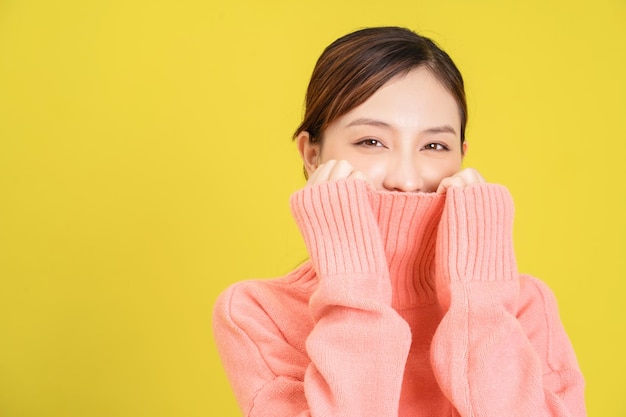 Foto di giovane ragazza asiatica su sfondo giallo