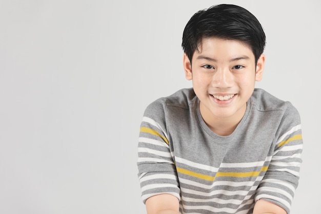 Foto di giovane ragazzo felice asiatico che guarda l&#39;obbiettivo