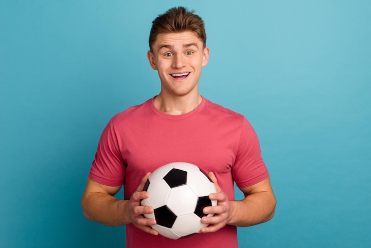 Foto foto di giovane uomo allegro giocare a calcio squadra partita di calcio tempo libero sportivo isolato su sfondo blu