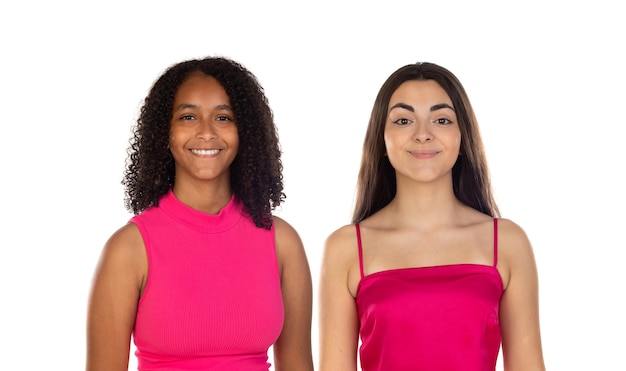 Foto di giovani amiche multietniche felici e sorridenti positive che posano in abiti rosa