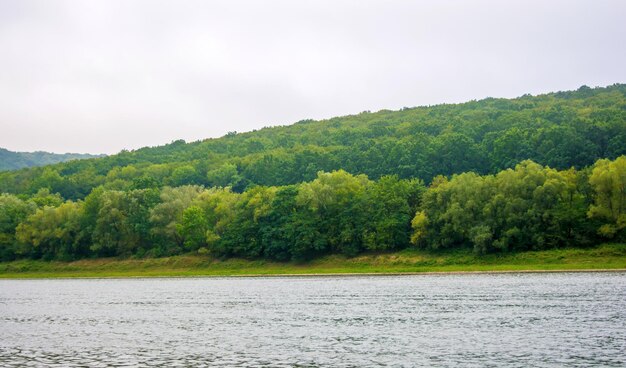 Foto di grande bella vista sul fiume dalla spiaggia