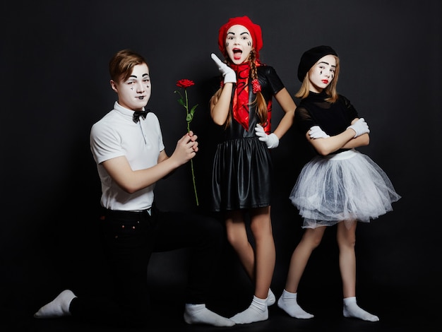 Foto di gruppo di bambini MIME, emozioni da pantomima