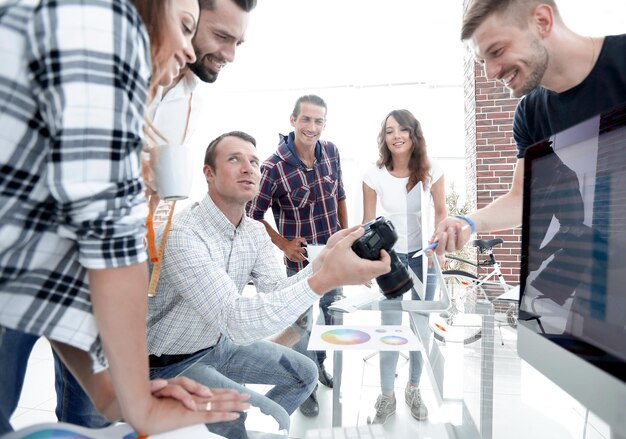 Foto di gruppo di editori che lavorano in un ufficio moderno Concetto di lavoro di squadra