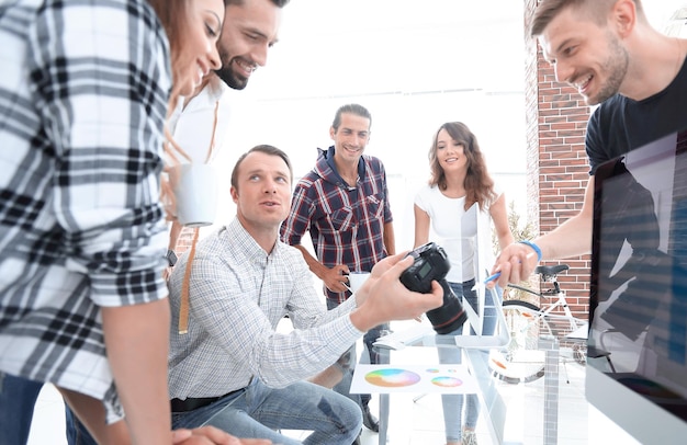 Foto di gruppo di editori che lavorano in un ufficio moderno Concetto di lavoro di squadra