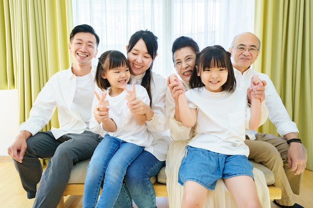 Foto di gruppo di una famiglia di 3 generazioni nella stanza