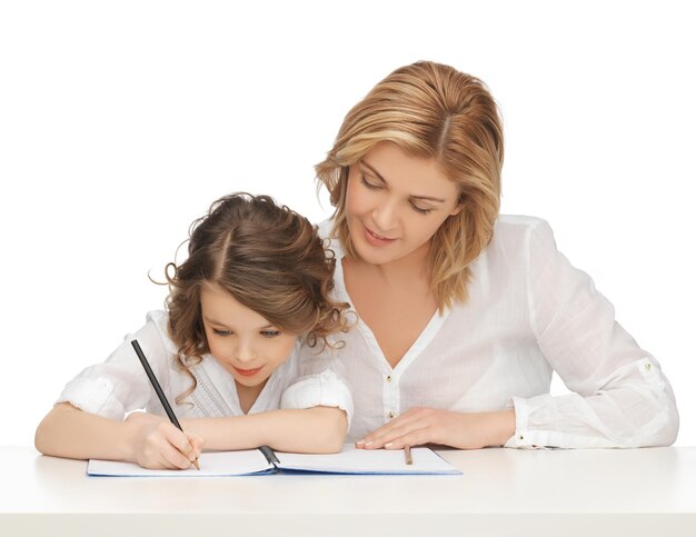 foto di madre e figlia che fanno i compiti