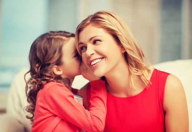 foto di madre e figlia che sussurrano pettegolezzi