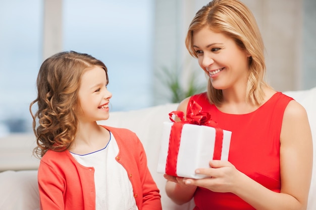 foto di madre e figlia con confezione regalo