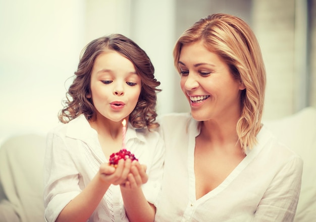 foto di madre e figlia con cupcake