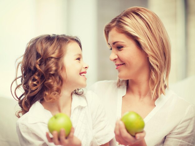 foto di madre e figlia con mele verdi