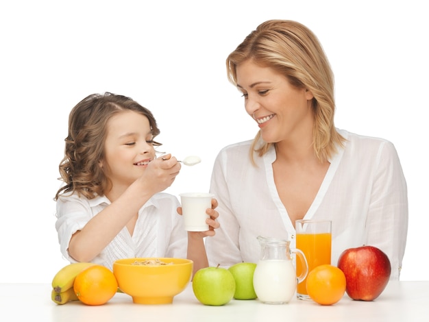 foto di madre e figlia con una sana colazione